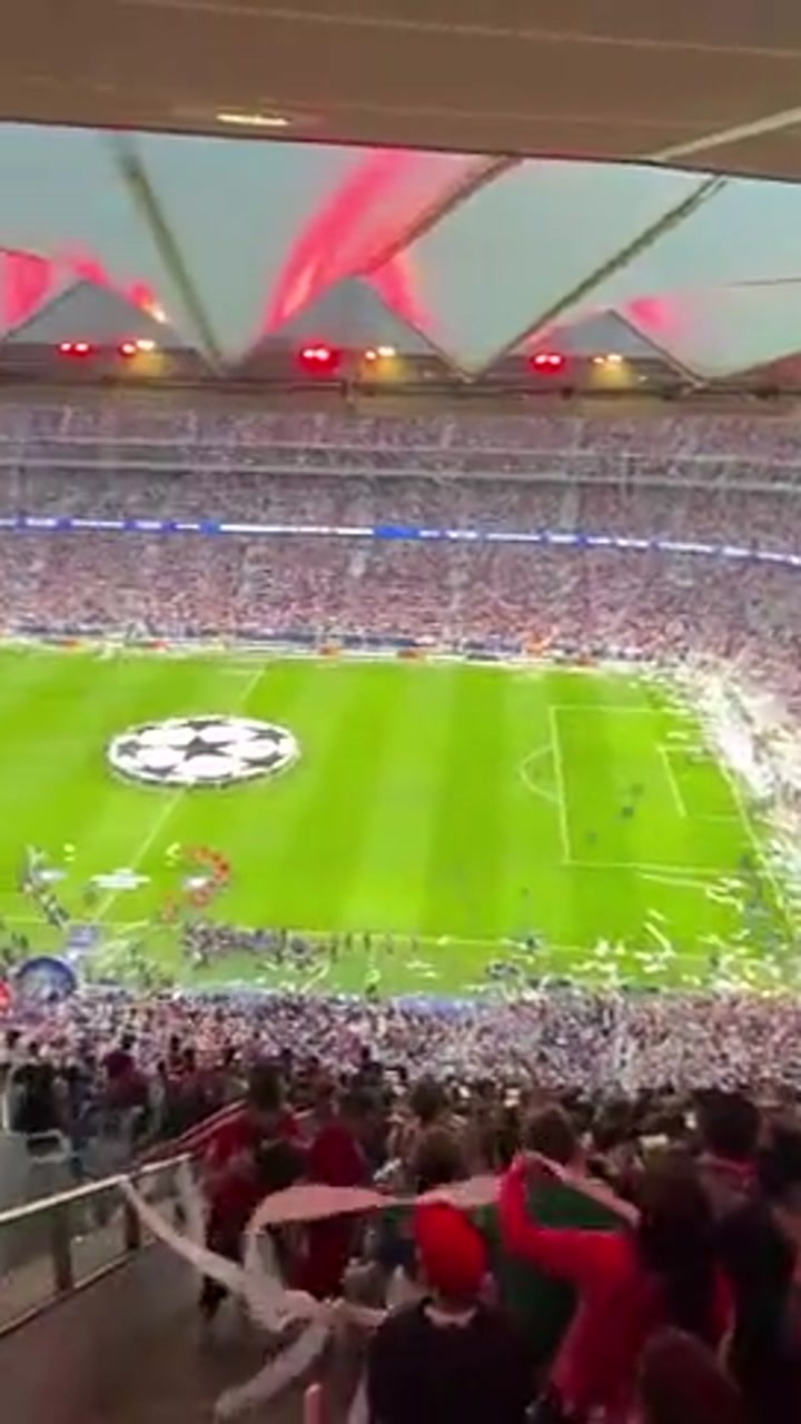 双方球员入场时 马竞球迷集体往场内扔纸卷