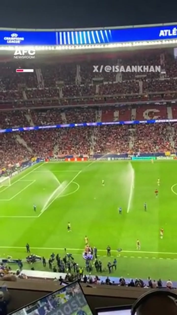 实拍中场休息阶段 马竞在主场架起设备为场地浇水