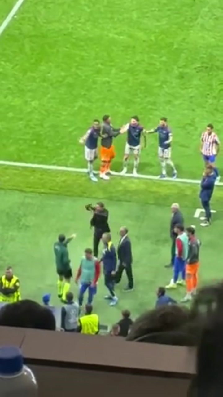 主裁回看VAR期间 枪手马竞球员在屏幕后激烈讨论