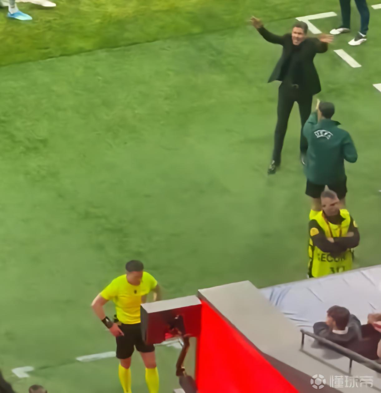 麦克马纳曼：VAR毁了比赛，西蒙尼的态度极其失态、毫无分寸