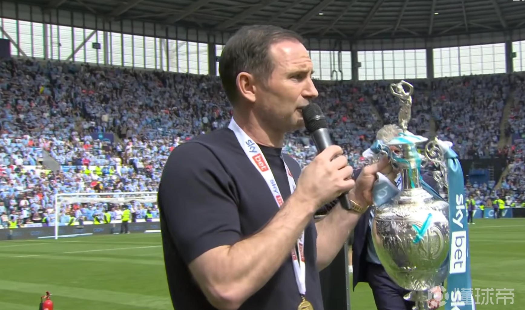 记者：水晶宫已接触六位主帅，但不太可能请来兰帕德