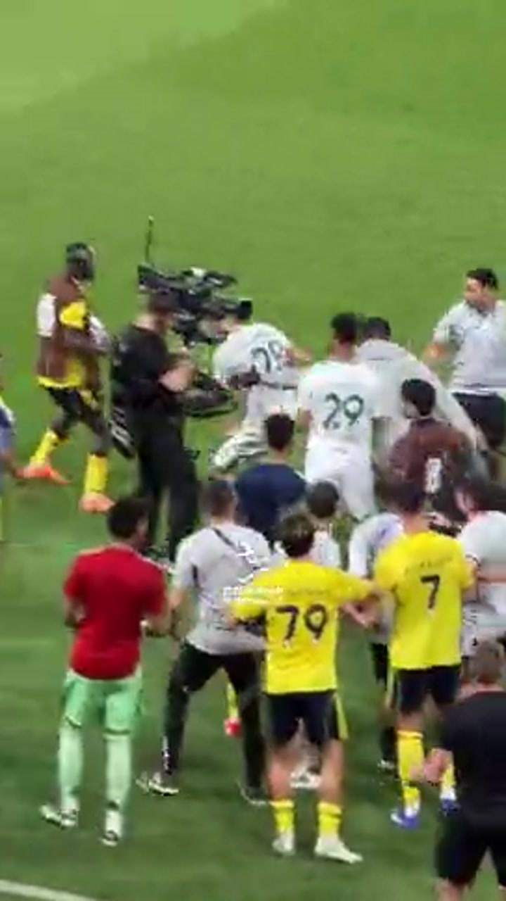 实拍德米拉尔赛后找到C罗：看看你队友给我踢的