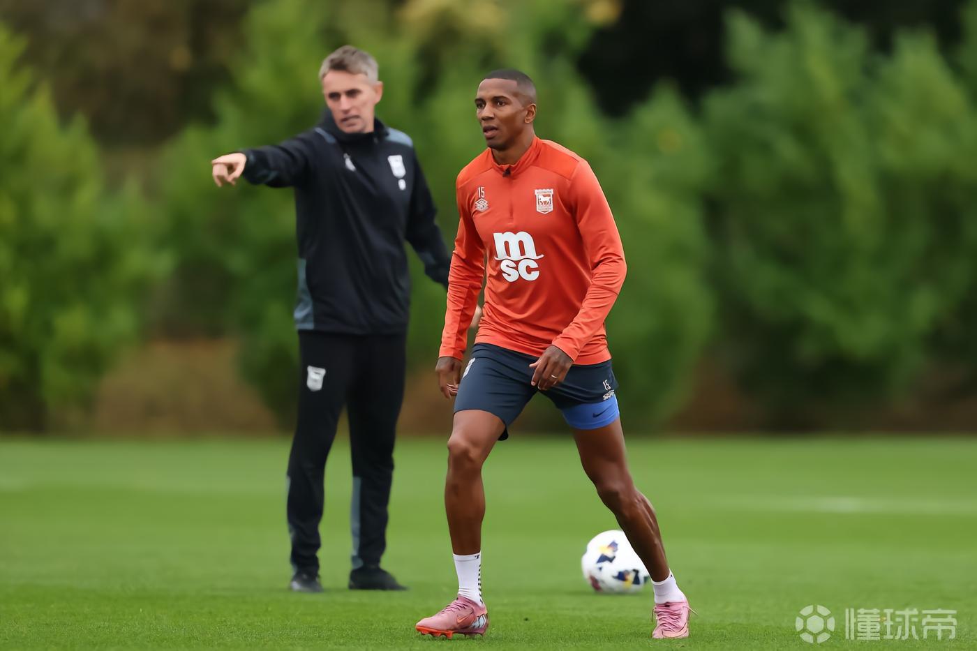 伊镇主帅：与阿什利-扬共事是我的荣幸，我们最早在曼联结缘