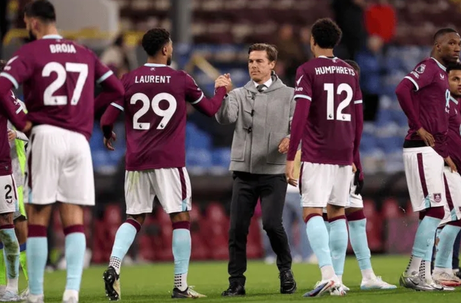 提前4轮降级！伯恩利官方：斯科特-帕克卸任主教练