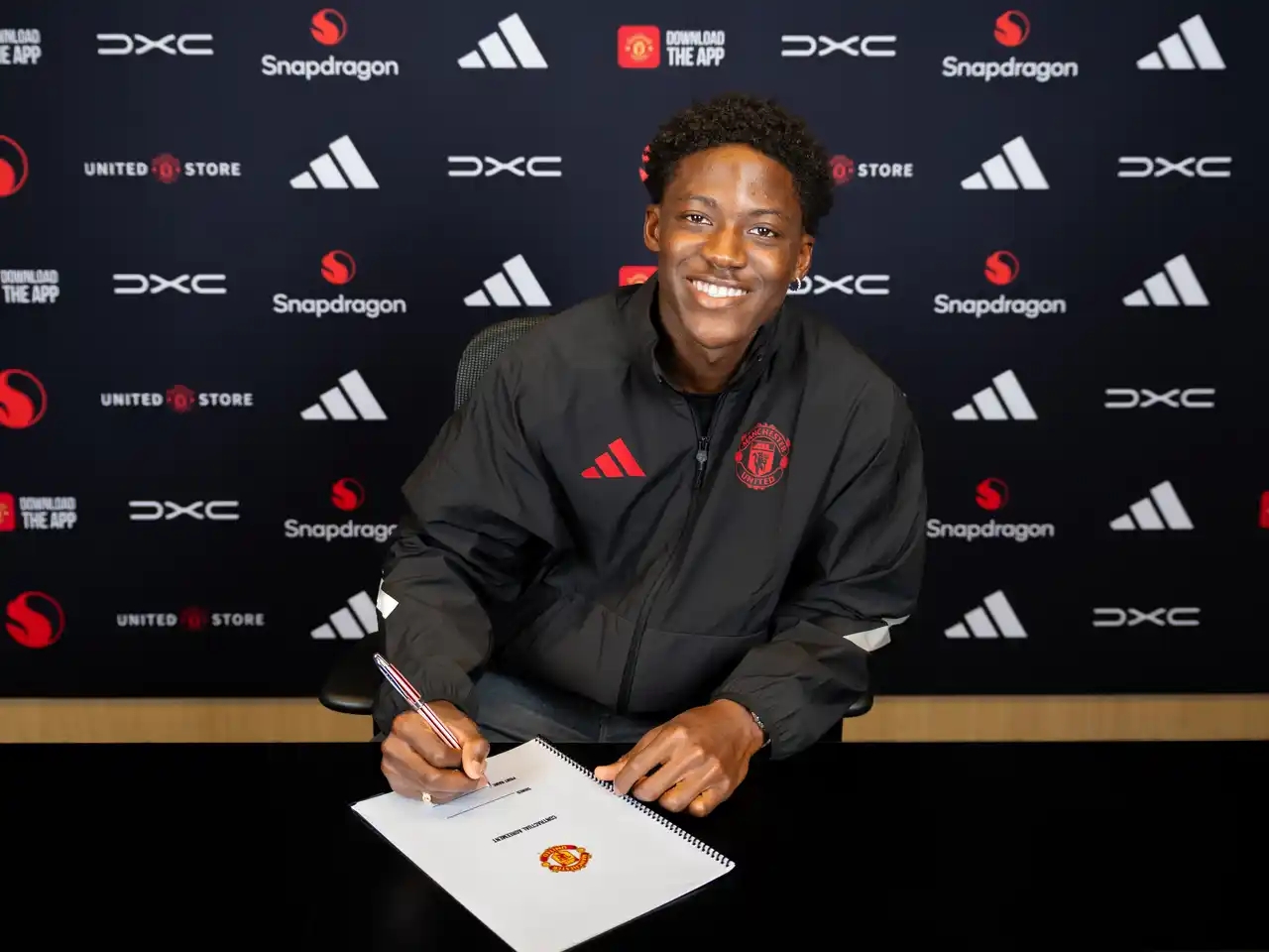 官方：曼联与21岁梅努完成续约 签约至2031年