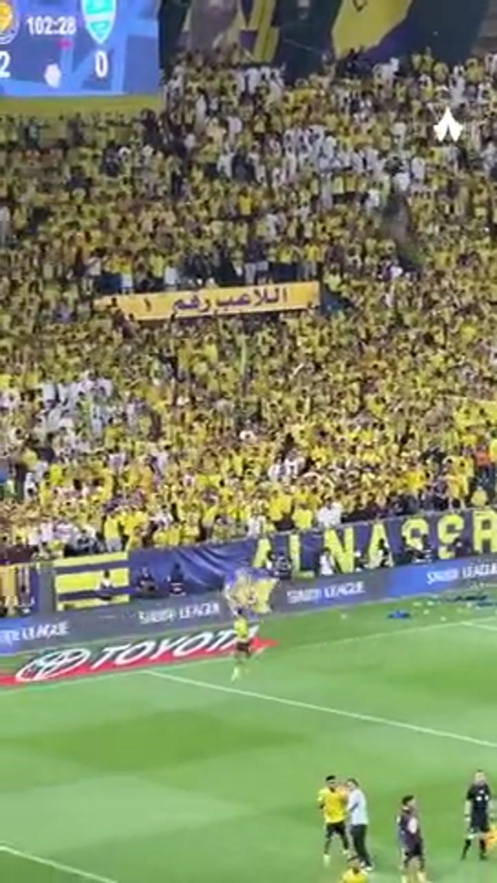 西马坎跟球迷要来胜利旗帜 特意跑到德米拉尔面前嘲讽