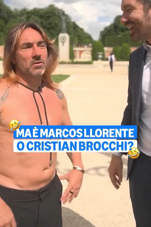 赤膊光脚戴假发，布罗基扮演马科斯-略伦特“演小品”