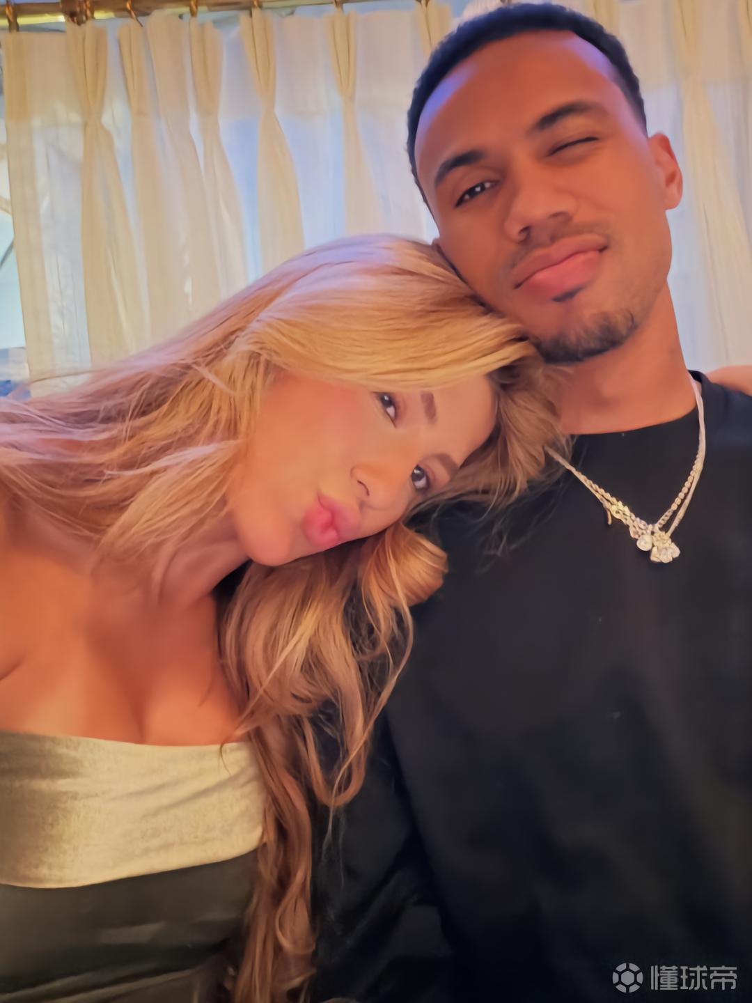 加布里埃尔与妻子秀恩爱，温馨同框定格幸福时光