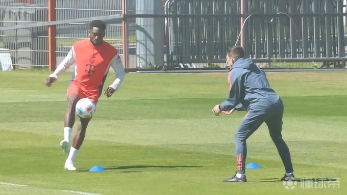 图片报：拜仁周四开始备战海登海姆，阿方索和卡尔仍单独训练
