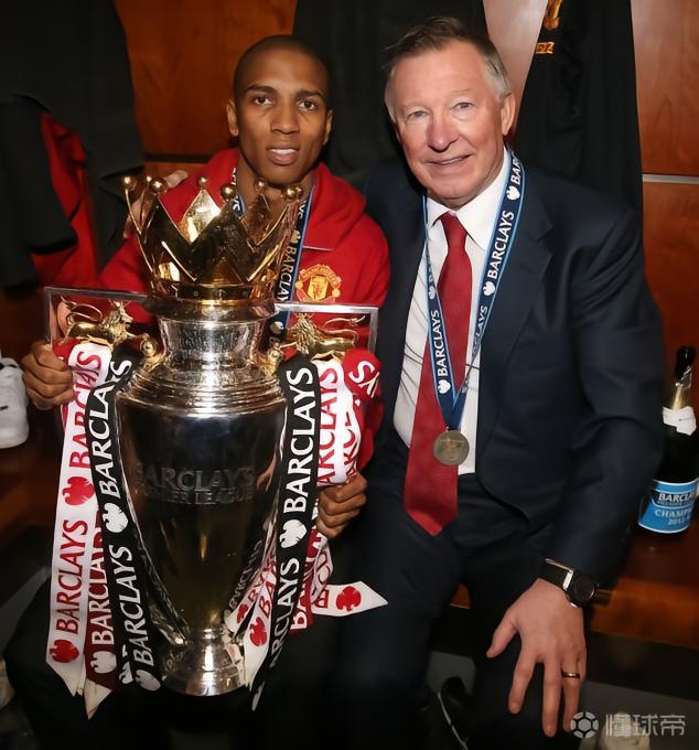 阿什利-扬退役，曼联官方晒其与弗格森合照：祝退役生活快乐