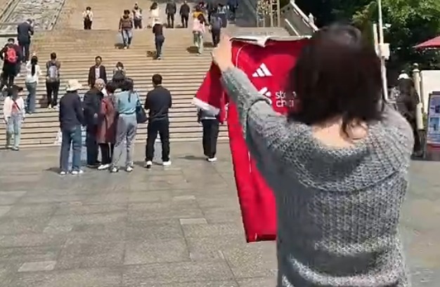 女博主青书拿着利物浦球衣拜佛 祈祷能够拿下双红会