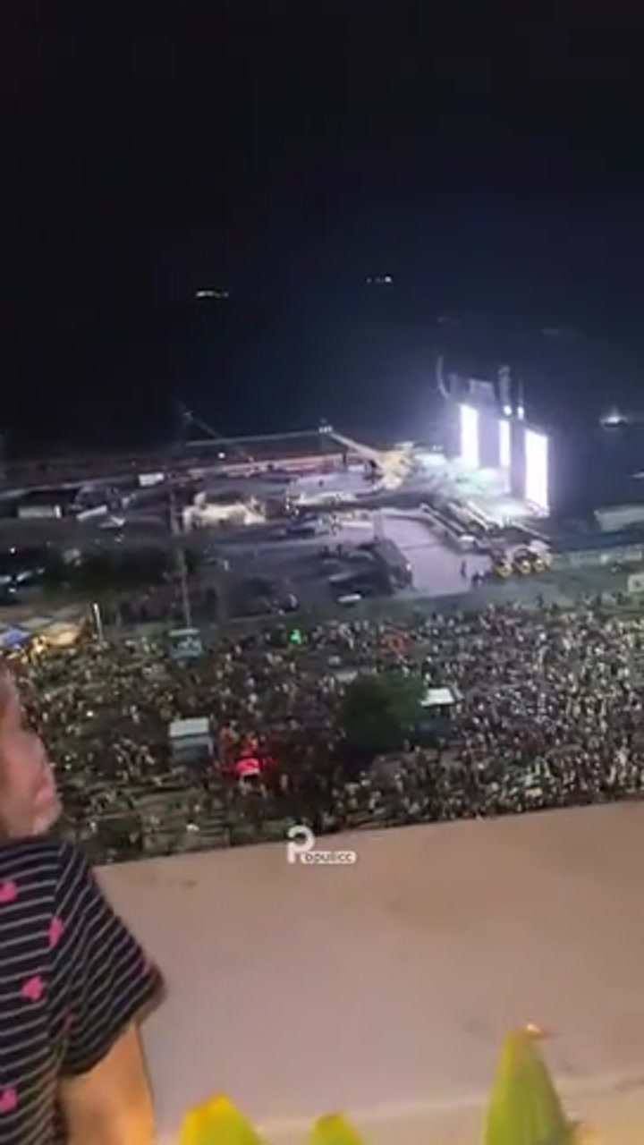 夏奇拉望向里约酒店的窗外 发现竟有这么多人