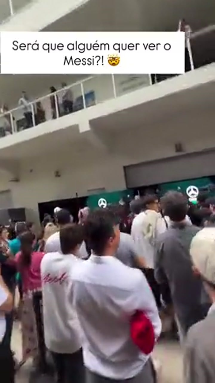实拍当梅西抵达F1维修区时 现场车迷和球迷全都看向他