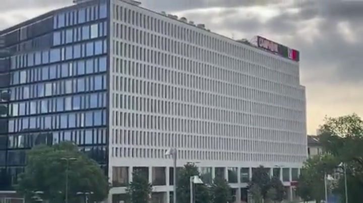 国米总部楼顶安装二十一冠巨型灯牌