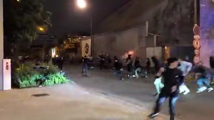 巴黎球迷向警方投掷烟花爆竹发生骚乱