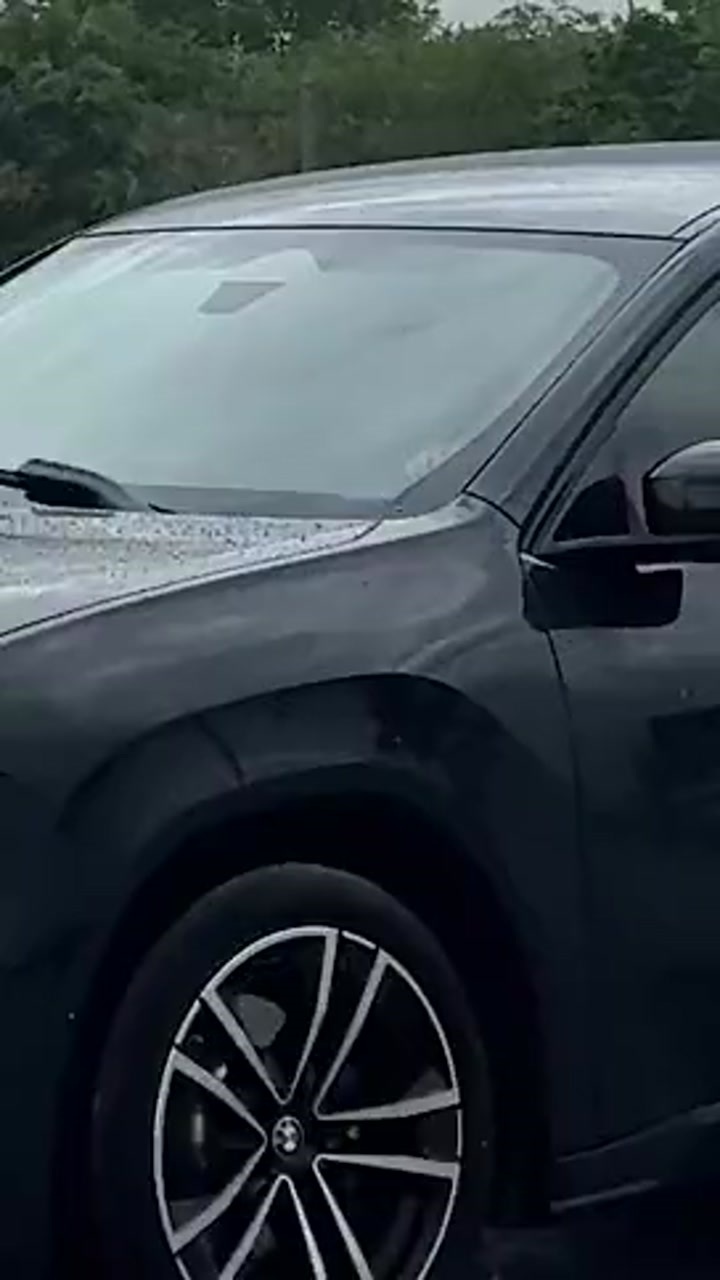不笑了！姆巴佩今日面无表情驶离皇马基地