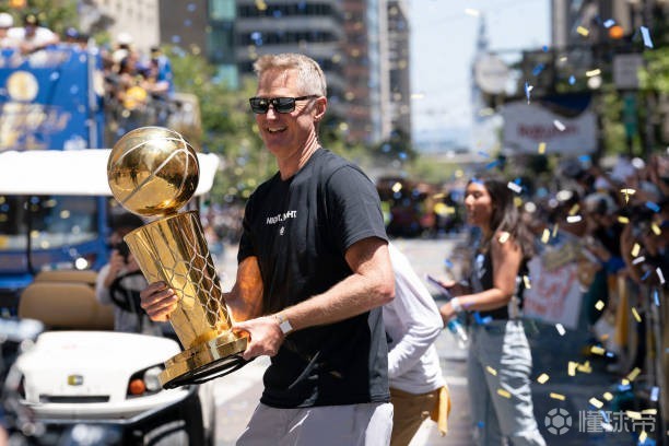 他留下，Shams：科尔与勇士达成两年续约合同