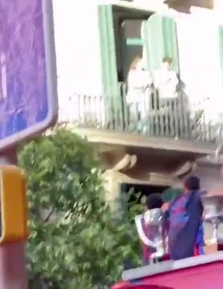 拉菲尼亚朝着举球衣的皇马球迷竖中指！