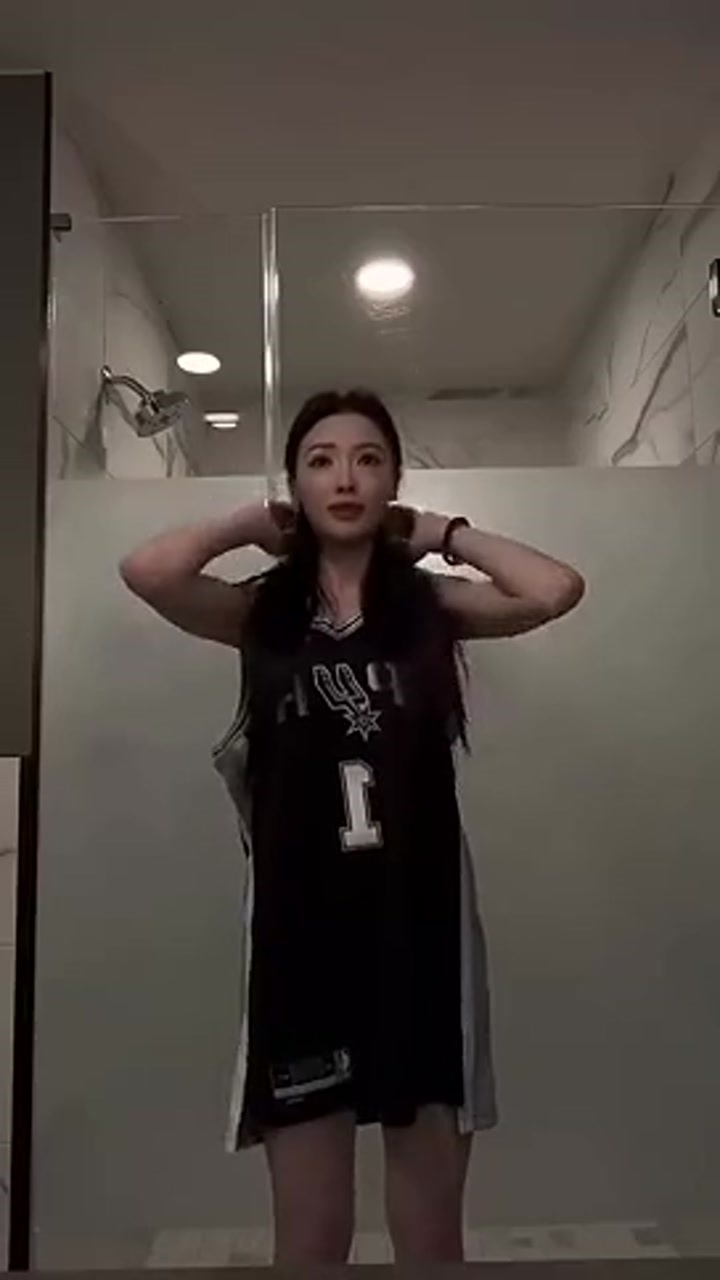 美女记者孟超晒穿文班球衣配文：他是你们的MVP吗？