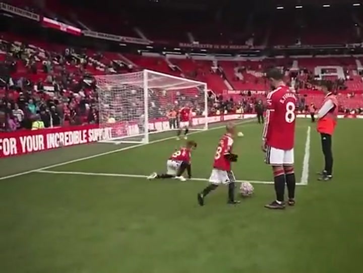 卡塞米罗儿子和B费儿子在场上“激烈争斗”