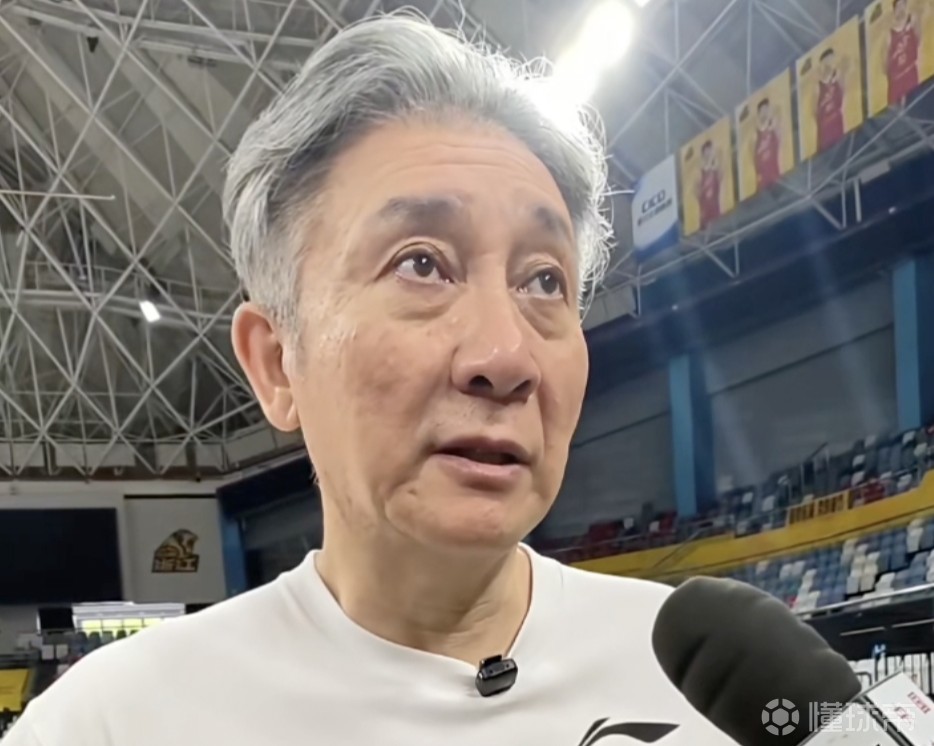 郑永刚：史密斯拉伤较重今晚还要看情况，他不在其他人就要顶上