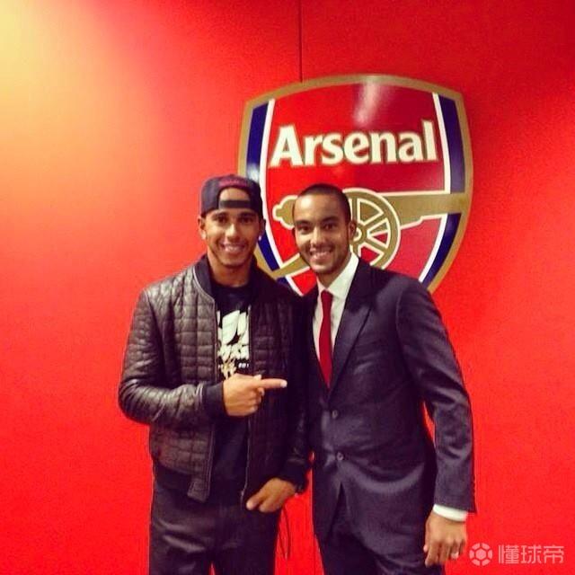 圆梦时刻，汉密尔顿转发球队海报祝贺阿森纳夺冠：COYG！