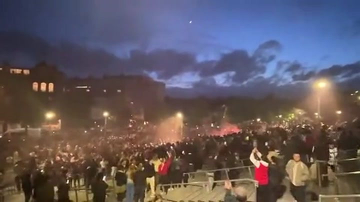 红烟滚滚万人合唱！酋长球场外场面相当壮观