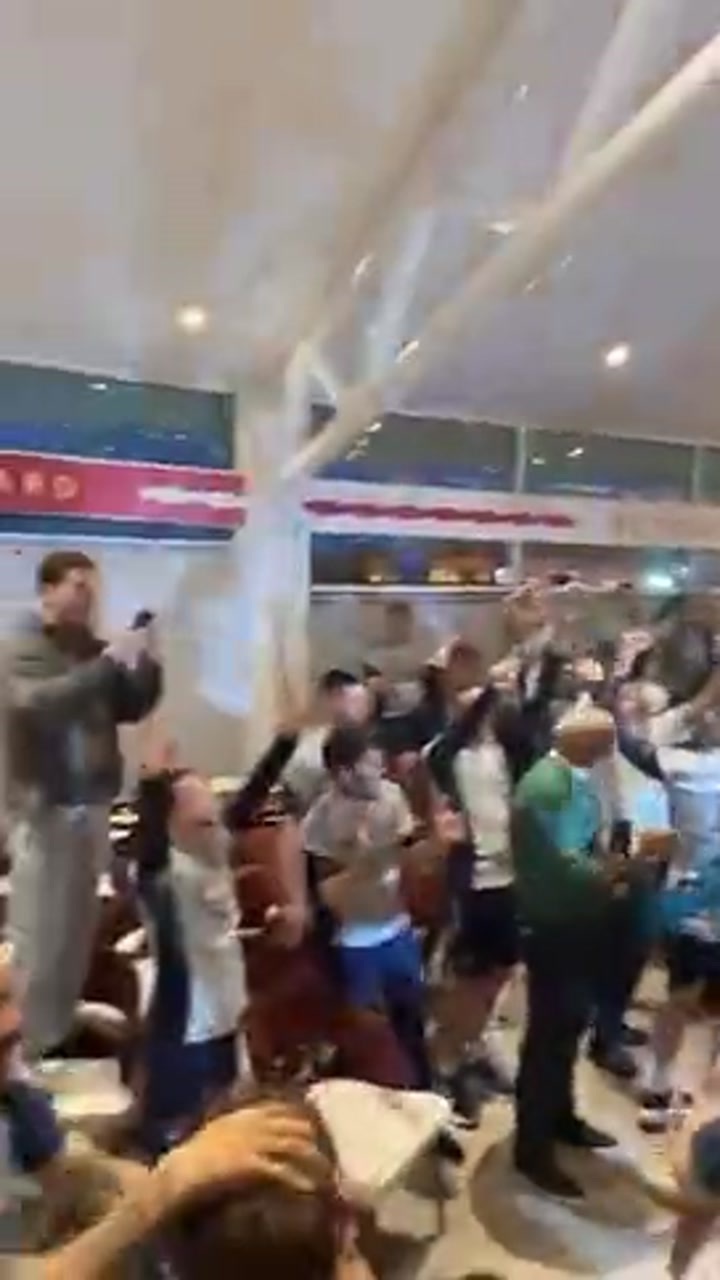 灵魂歌手！萨利巴被众人围在中间深情投入领唱
