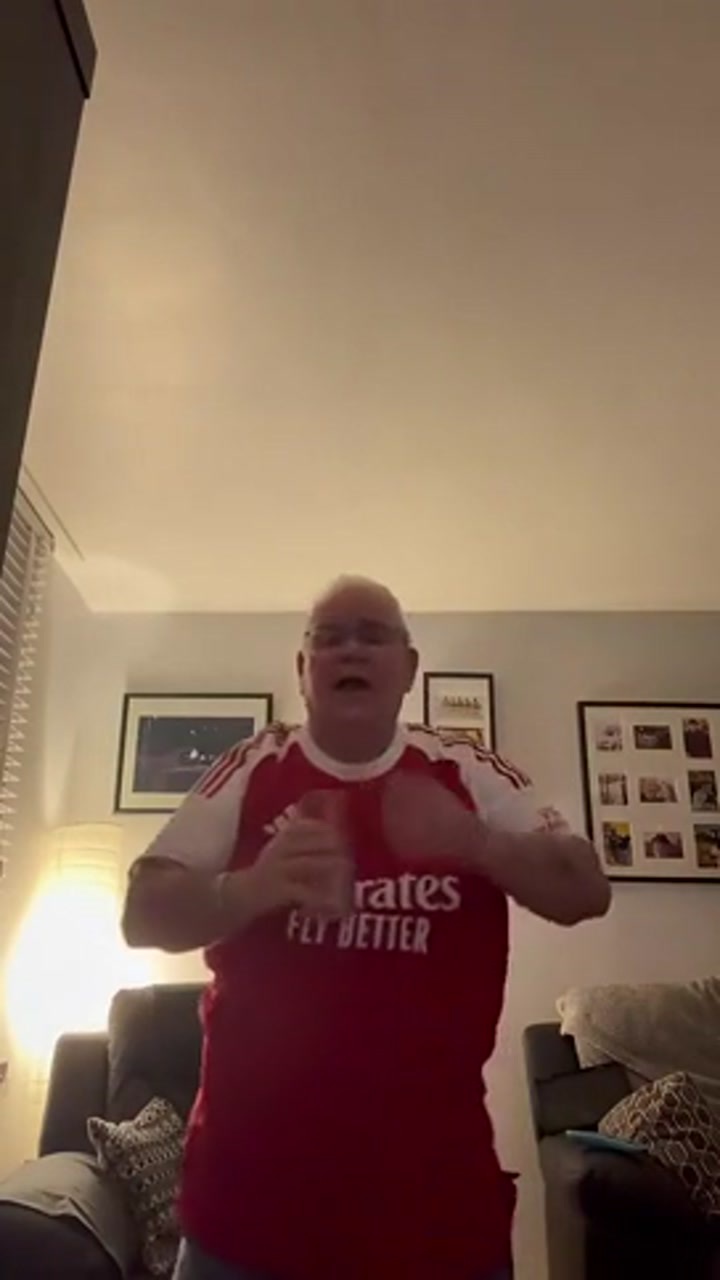 一名聋哑老球迷庆祝阿森纳赢得英超冠军