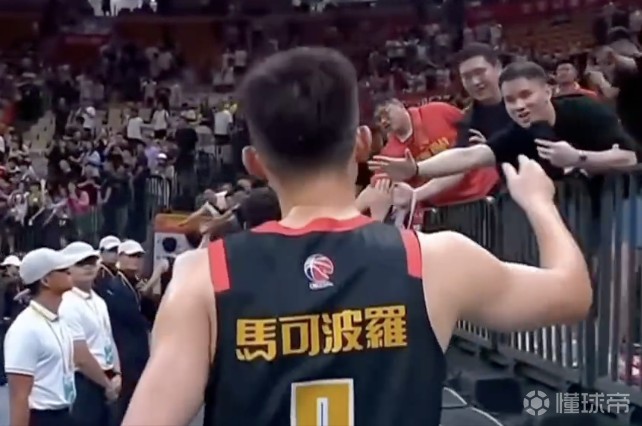 媒体人：周鹏与深圳的合同今夏到期，不排除退役回归家庭的可能