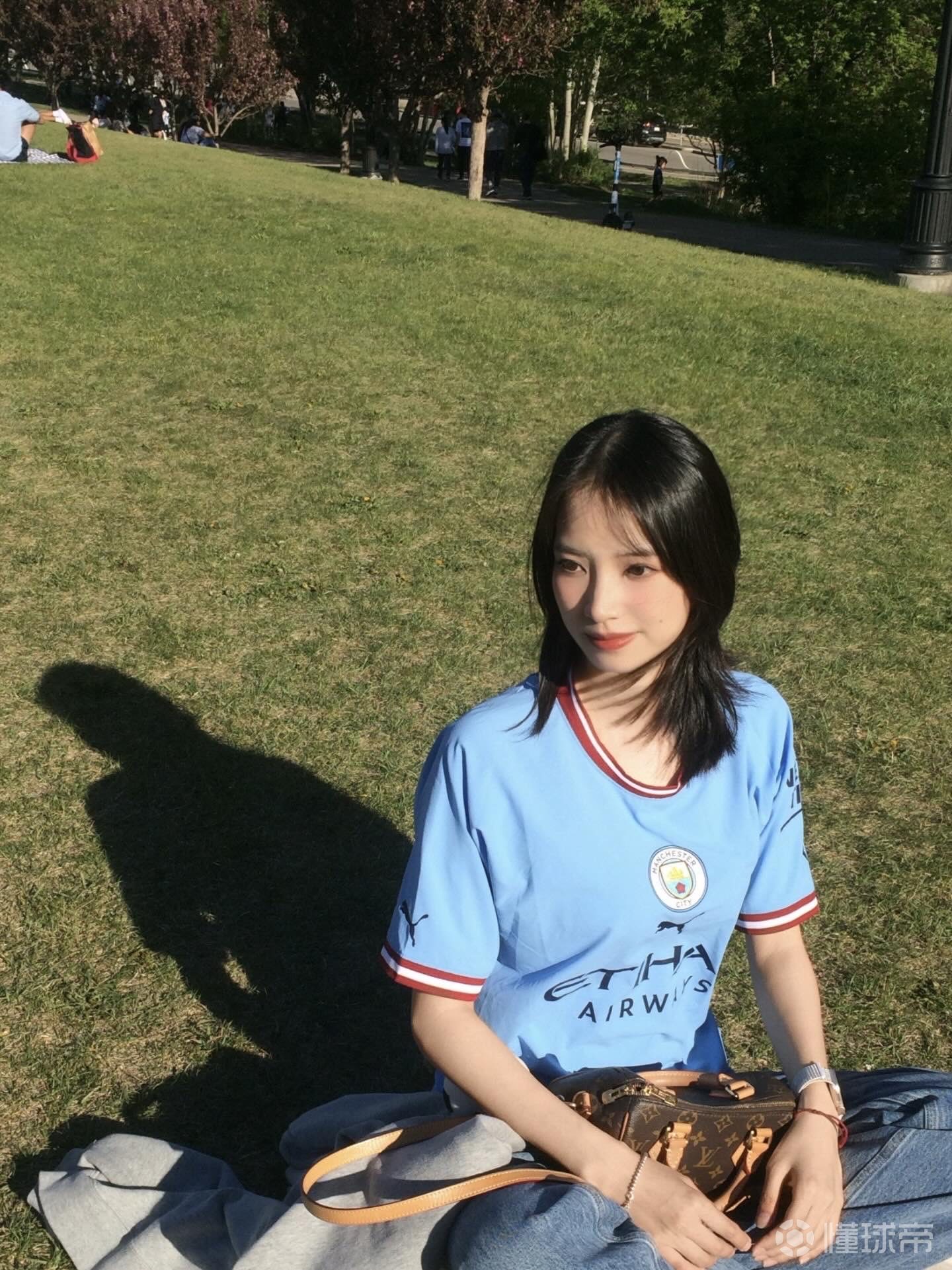 英超落幕，曼城小姐姐晒出美照，表示虽然亚军也是军...