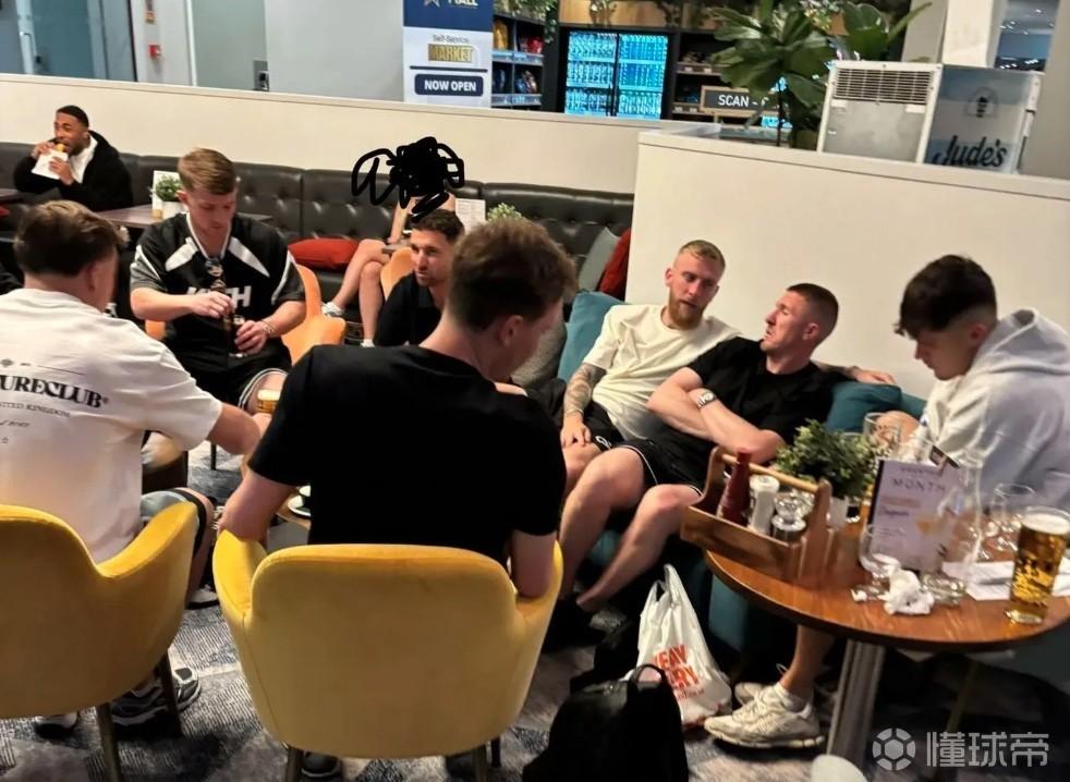 赫尔城准备去美国庆祝升超，结果飞机故障被困机场
