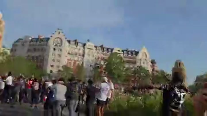 这是登贝莱扳平比分后的巴黎街头