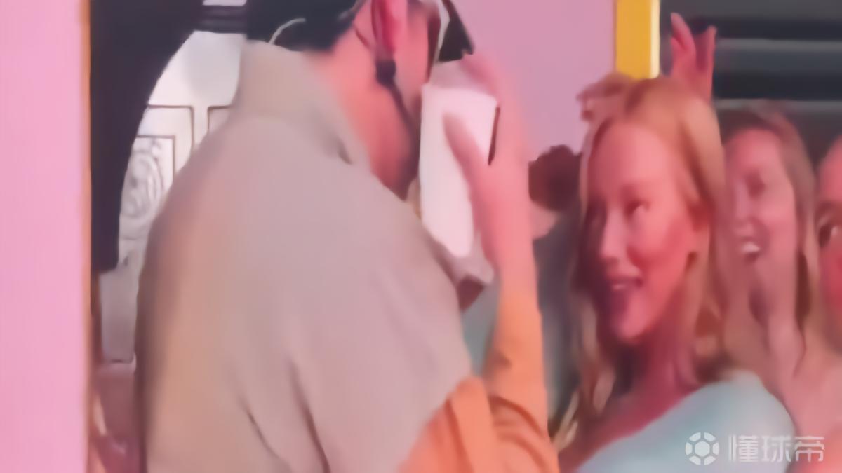 世体：姆巴佩绯闻女友看BadBunny演唱会热舞