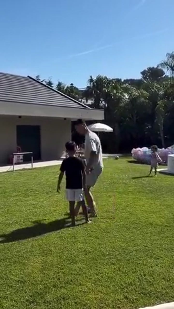 顶级私教课！C罗教儿子马特奥踢球
