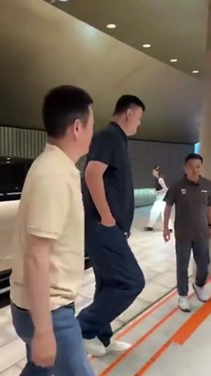 蔚来创始人李斌与姚明抵达球馆观看CBA总决赛