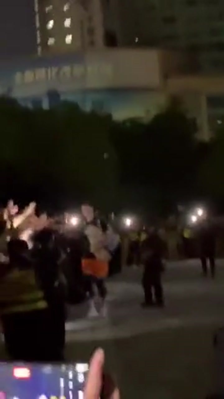 上海总冠军！王哲林与球迷击掌庆祝