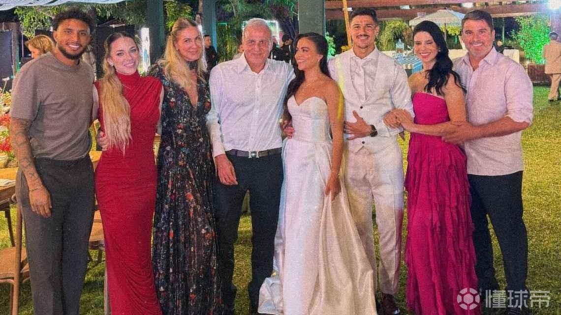 ESPN：埃德松收到巴西队电话时正参加婚礼，家人激动落泪