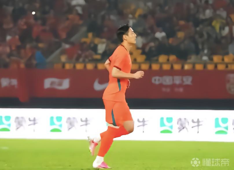 澎湃新闻：国足急需寻找下一个武磊，王钰栋和魏祥鑫有潜质
