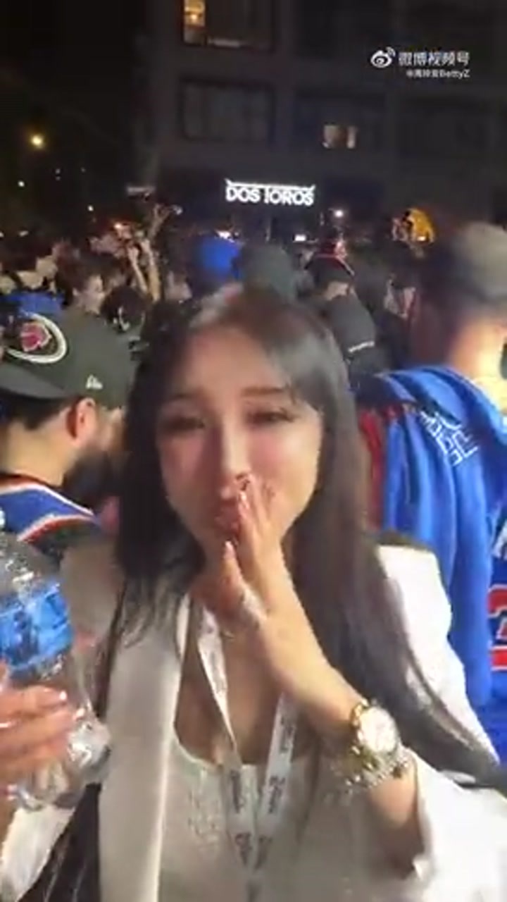 周玲安赛后在纽约街头实拍尼克斯球迷疯狂庆祝