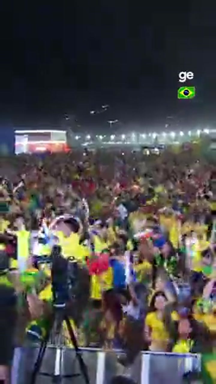 狂热️！维尼修斯进球后里约热内卢球迷疯狂庆祝