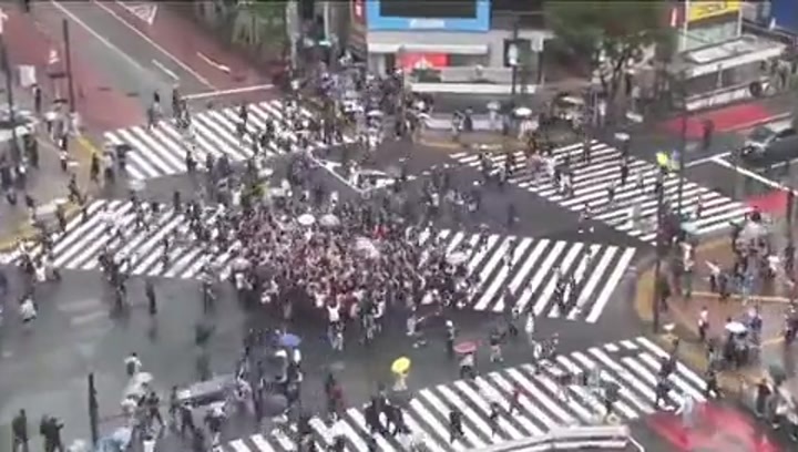 震撼！得知球队绝平后，涩谷全向十字路口的上班族们瞬间沸腾