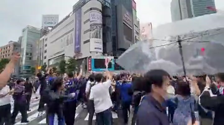 第一视角！日本民众疯狂涌向涩谷十字路口庆祝