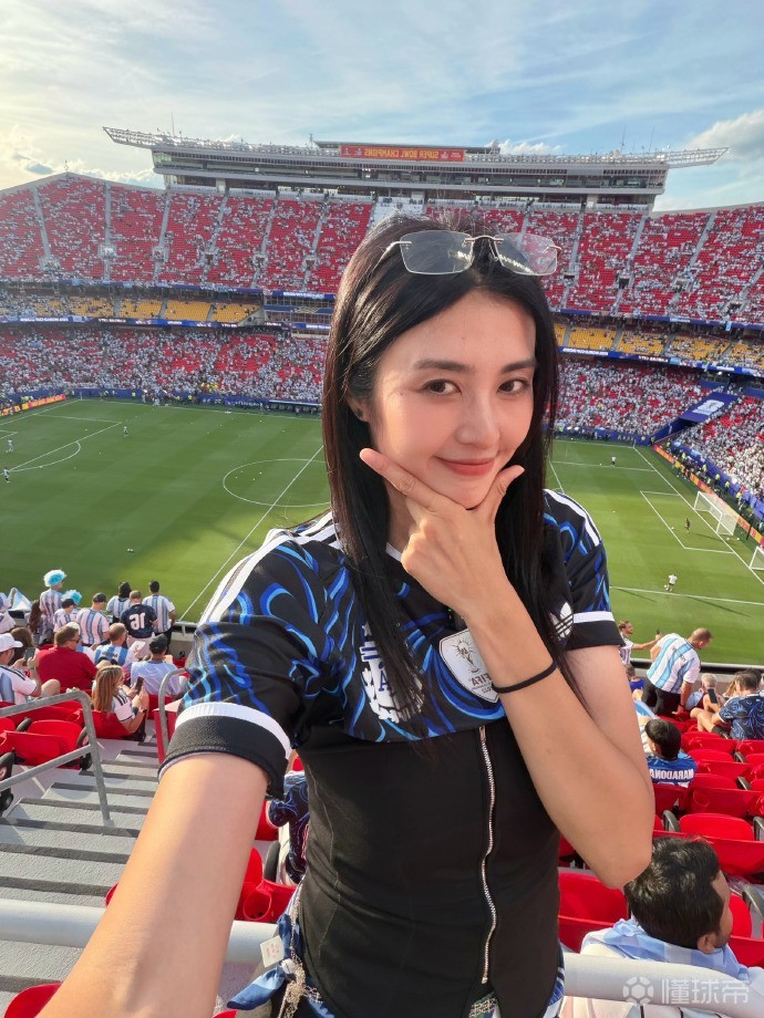 赵丽娜现场观战阿根廷vs阿尔及利亚，身穿阿根廷球衣助威梅西