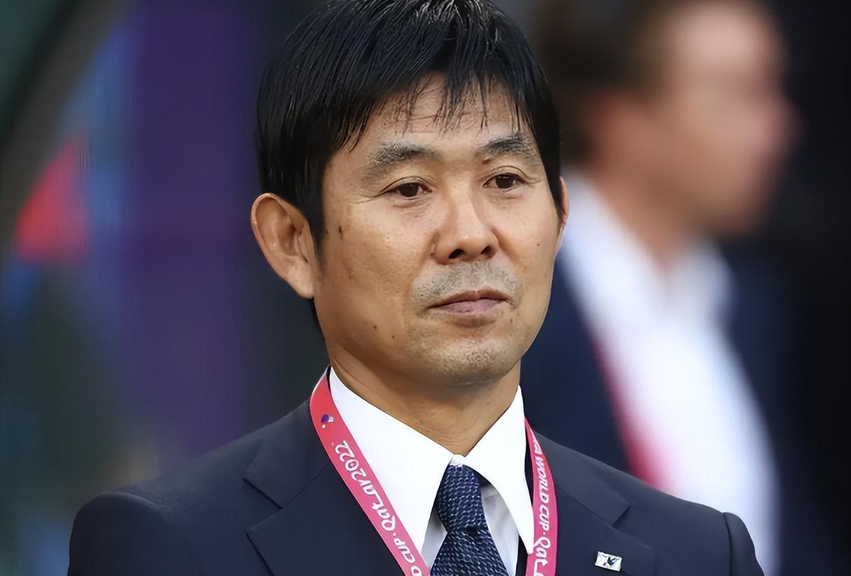 日本VS突尼斯：3大铁卫坐镇，堂安律+镰田大地领衔，三叉戟冲锋