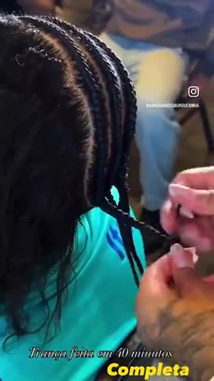 发型师在巴西队下榻的酒店为拉菲尼亚编辫子️