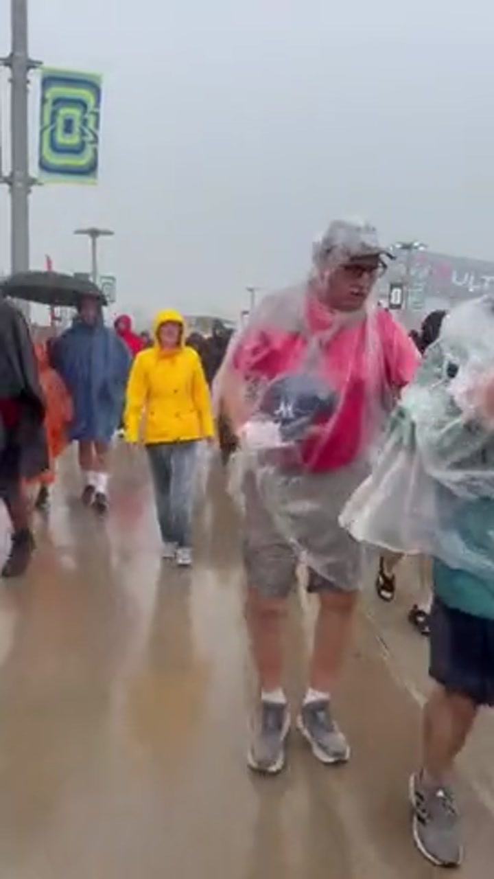 挪威vs塞内加尔场外倾盆大雨，球迷穿着雨衣准备进场