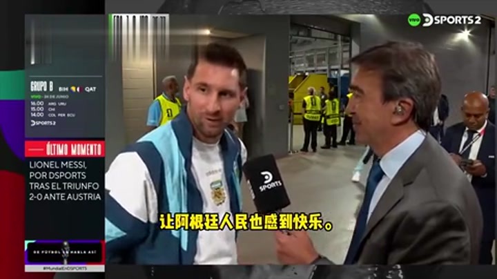 很开心！梅西双响后，接受采访间隙，完成一次签名