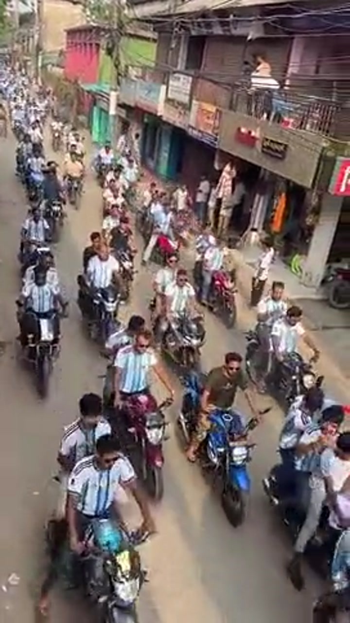 疯狂！孟加拉国成百上千球迷，骑摩托车涌上街头，庆祝梅西破纪录
