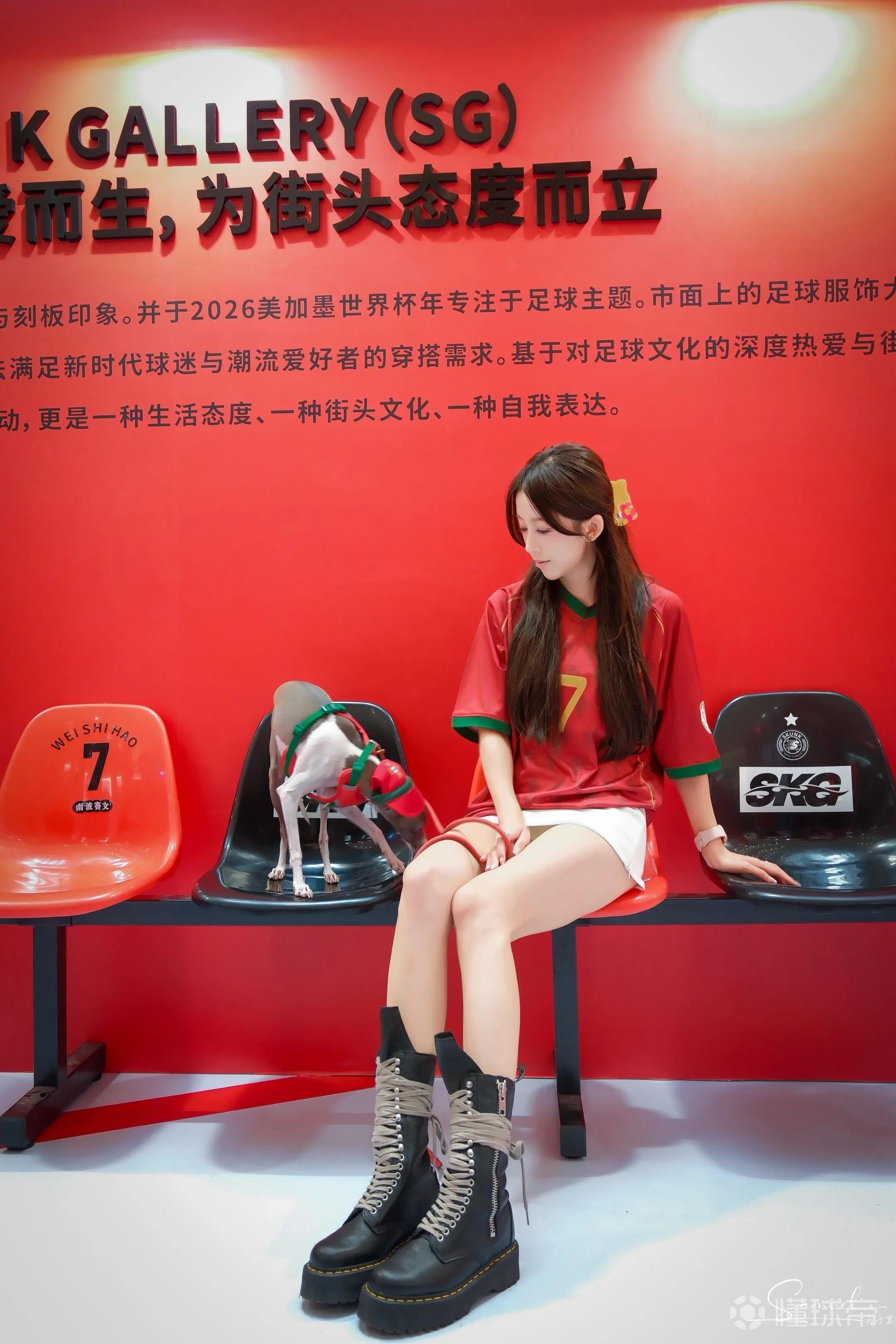 韦世豪个人潮牌店开业，妻子穿C罗球衣出席，多位成都队友捧场